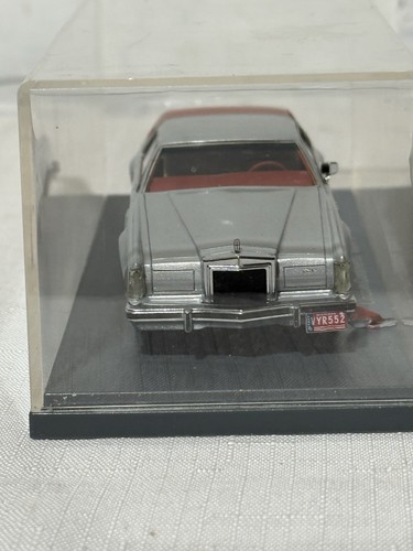 1/43 NEO Lincoln Continental Mark V Silver/Red DAMAGED PARTS CAR ONLY - Picture 4 of 16