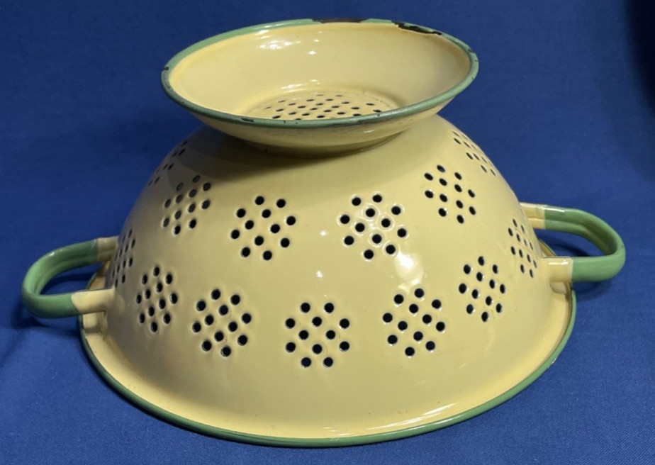 Vtg Yellow Enamelware Colander Strainer 11" Green Trim French /Country Farmhouse