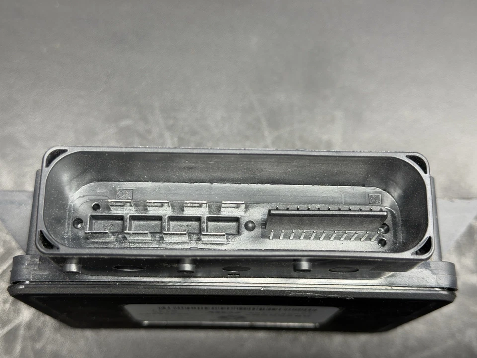 68258697AA OEM 2015-2018 Chrysler 200 Jeep Cherokee módulo de control de freno de estacionamiento Foto 3 de 3