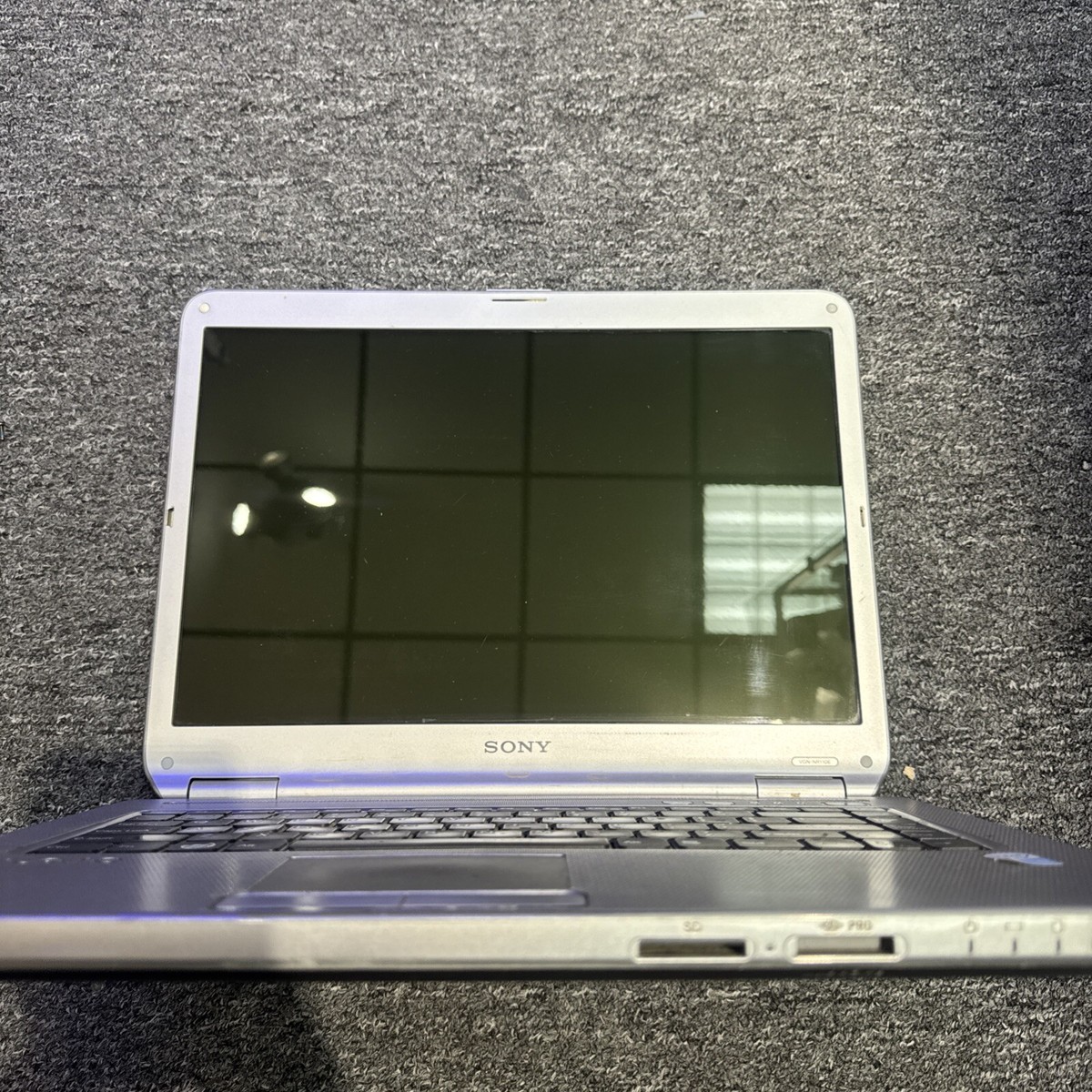 Sony Vaio PCG-7Z2L 2GB Laptop No Hard Drive No Power Cord /Laptop