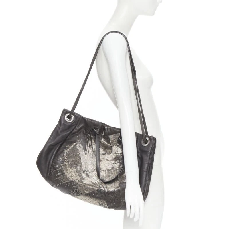 Bolso bandolera grande VALENTINO de cuero gris adornado con cuentas plateadas Foto 2 de 4