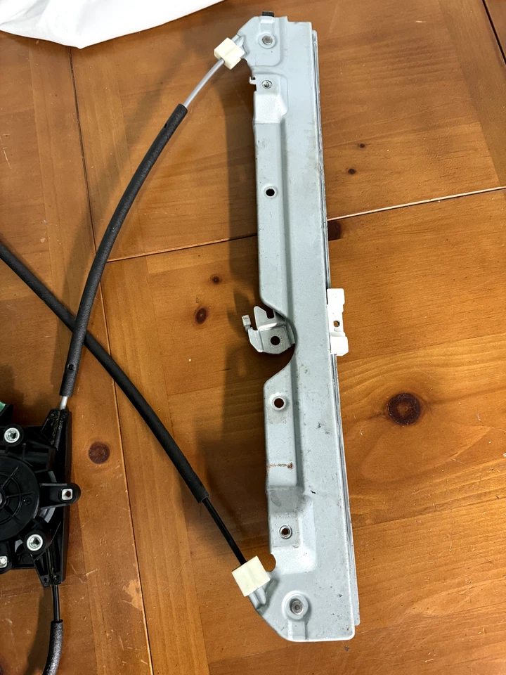 2011-2017 Infiniti QX56 QX80 Right Front Passenger Window Regulator & Motor OEM - Image 4 of 4