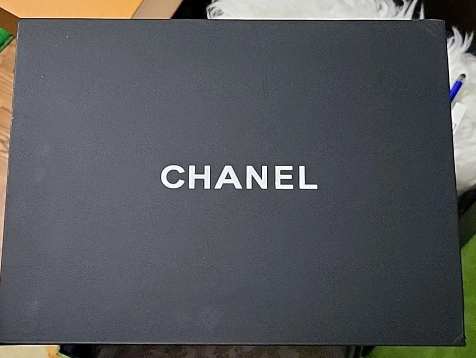 Caja de regalo vacía CHANEL 11,75” X 8,75” X 4,5” con bolsa de cinta-polvo de 80”, flor/4 tarjetas Foto 2 de 4