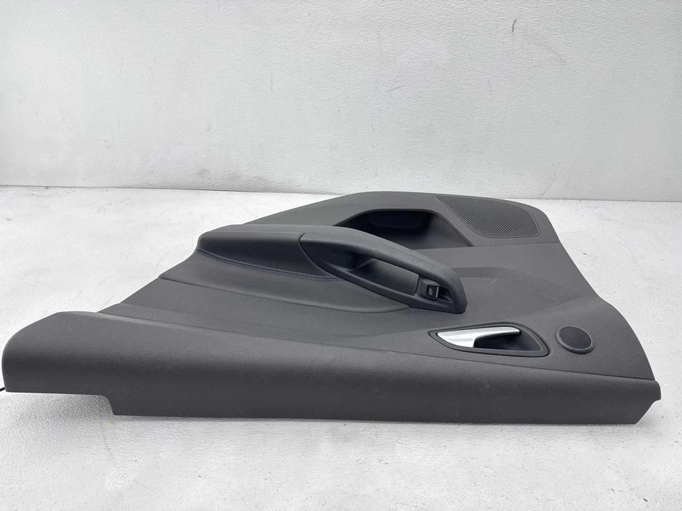 Cubierta de moldura del panel de la puerta trasera derecha Ford Focus RS 2016-2018 FABRICANTE DE EQUIPOS ORIGINALES Foto 4 de 4