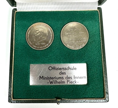 2 DDR Medaillen Offiziersschule des MdI Ministerium des Innern Wilhelm Pieck - Bild 2 von 3