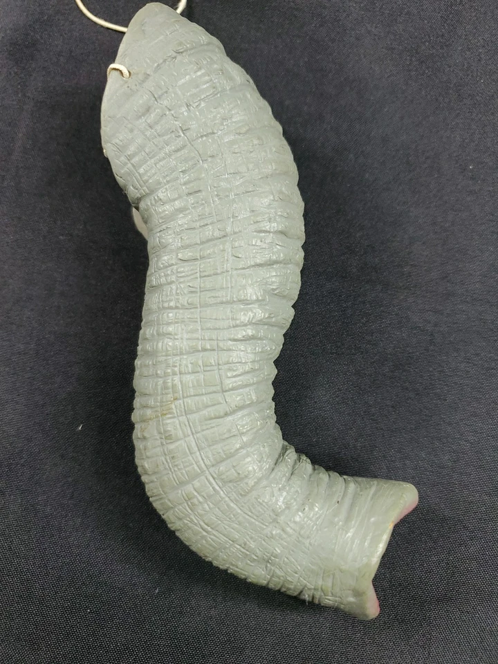 Baúl de elefante de vinilo suave Cesar 1985 con banda elástica casi como nuevo disfraces de colección ** Foto 3 de 4