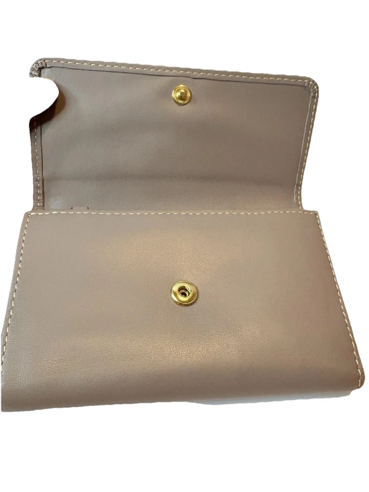 Dooney & Bourke Pebble Leather Trifold Wallet Taupe – Classic Logo Plate – EUC - Image 4 of 4