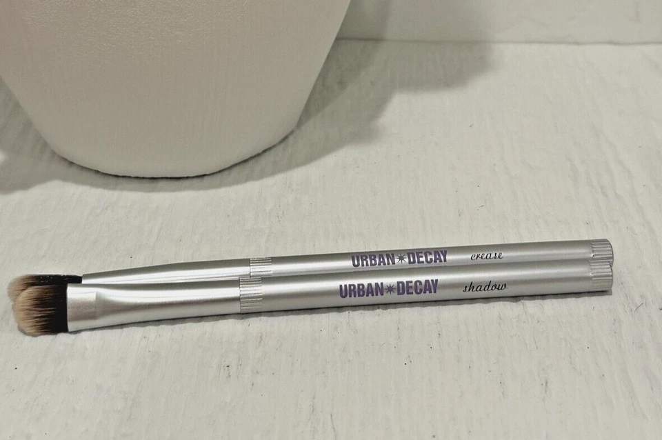 2 Stück Good Karma Shadow & Crease Pinsel von URBAN DECAY Full Size, Brandneu - Bild 2 von 4