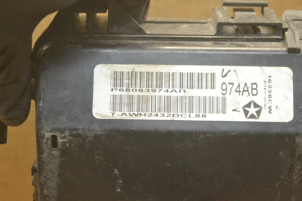 Dodge Charger 2013 caja de fusibles conexión OEM P68083974AB módulo 563-18C1 Foto 4 de 4