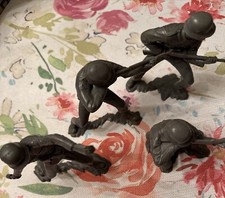 Vintage Louis Marx  Co. - MCMLXIII 5  WWII Gray Toy Soldiers Lot Of 4