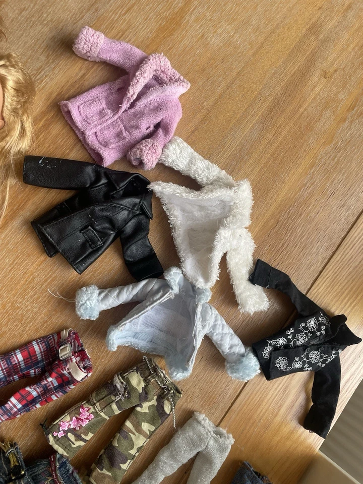 Muñeca Bratz Paquete 10 Muñecas Más Ropa Accesorios Bolsas Zapatos y2k De Colección Raro Foto 4 de 4