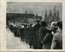 1949 Press Photo Russians Lined Up at The Lenin Mausoleum on 25th Anniversary