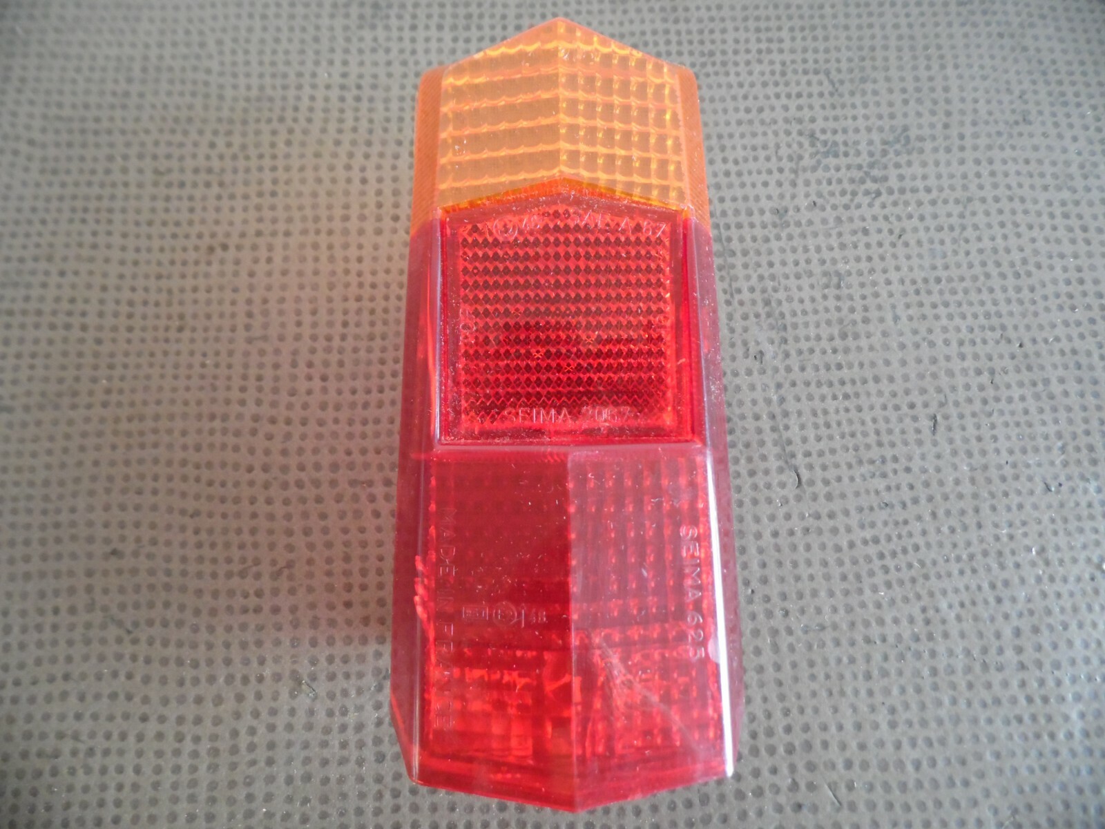 Cabochon Seima 625 feu arriere Citroen Dyane pour vos sorties de collection et rallyes