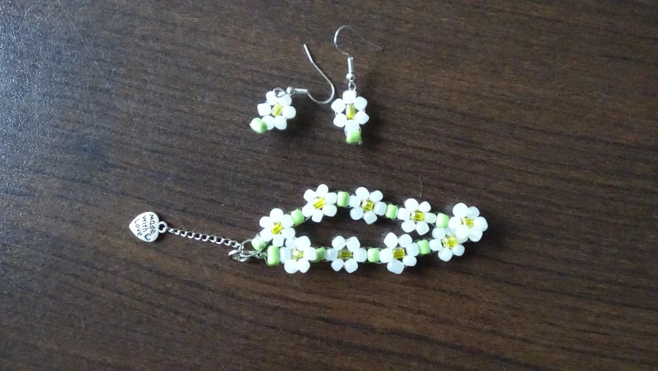 🌴 Hübsches Perlenarmband in weiß als Blumen inkl. Ohrringen 🌴 handmade NEU