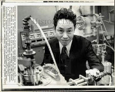 1973 Press Photo Nobel prize winner Dr. Leo Esaki at his New York laboratory