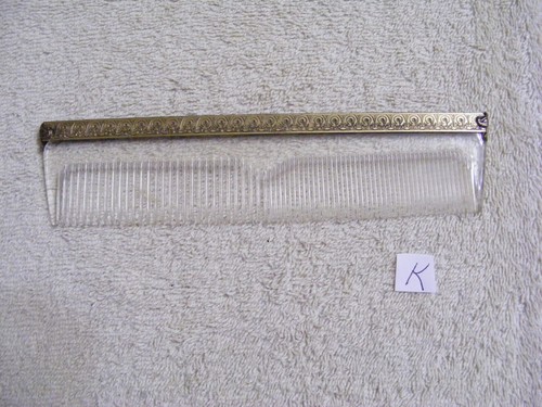 K) VINTAGE SAMMLERSTÜCK KLARER KUNSTSTOFFKAMM MIT GOLDFARBEN VERZIERTEM ZIERGRIFF