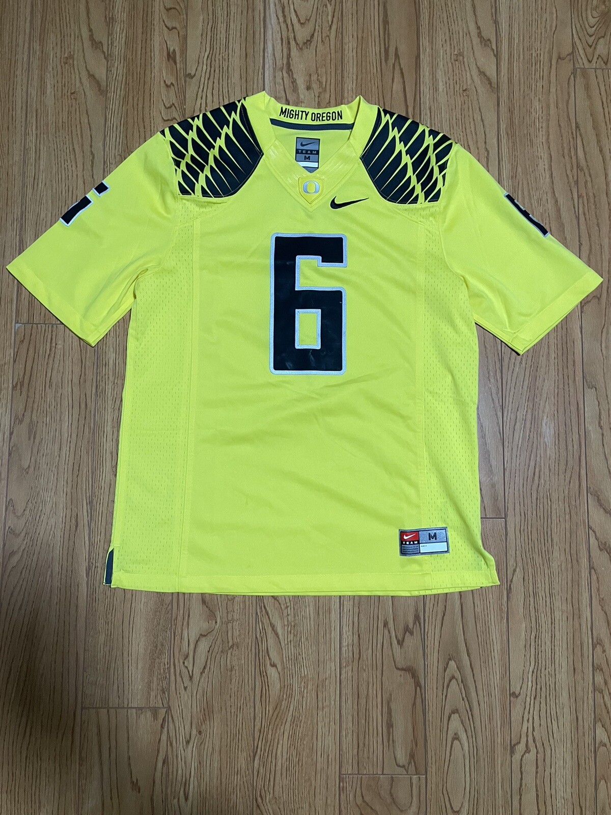 Used Men’s Nike Oregon Ducks 6 Football Jersey in Yellow Size Medium