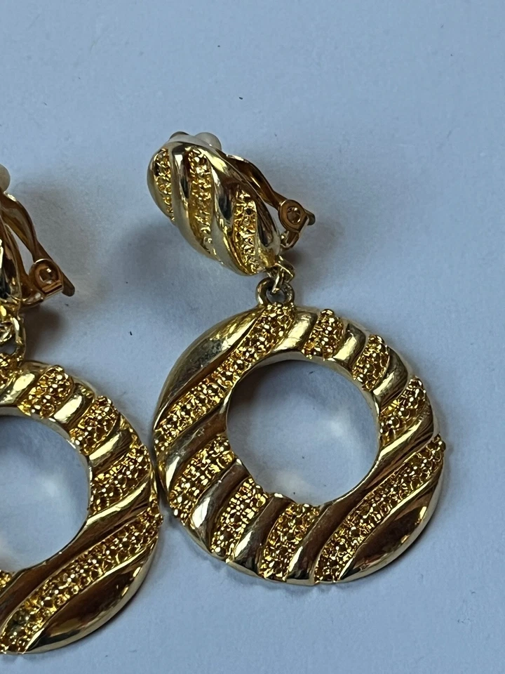 Pendientes colgantes vintage acanalados ovalados en tono dorado con círculo abierto grande - Foto 4 de 4