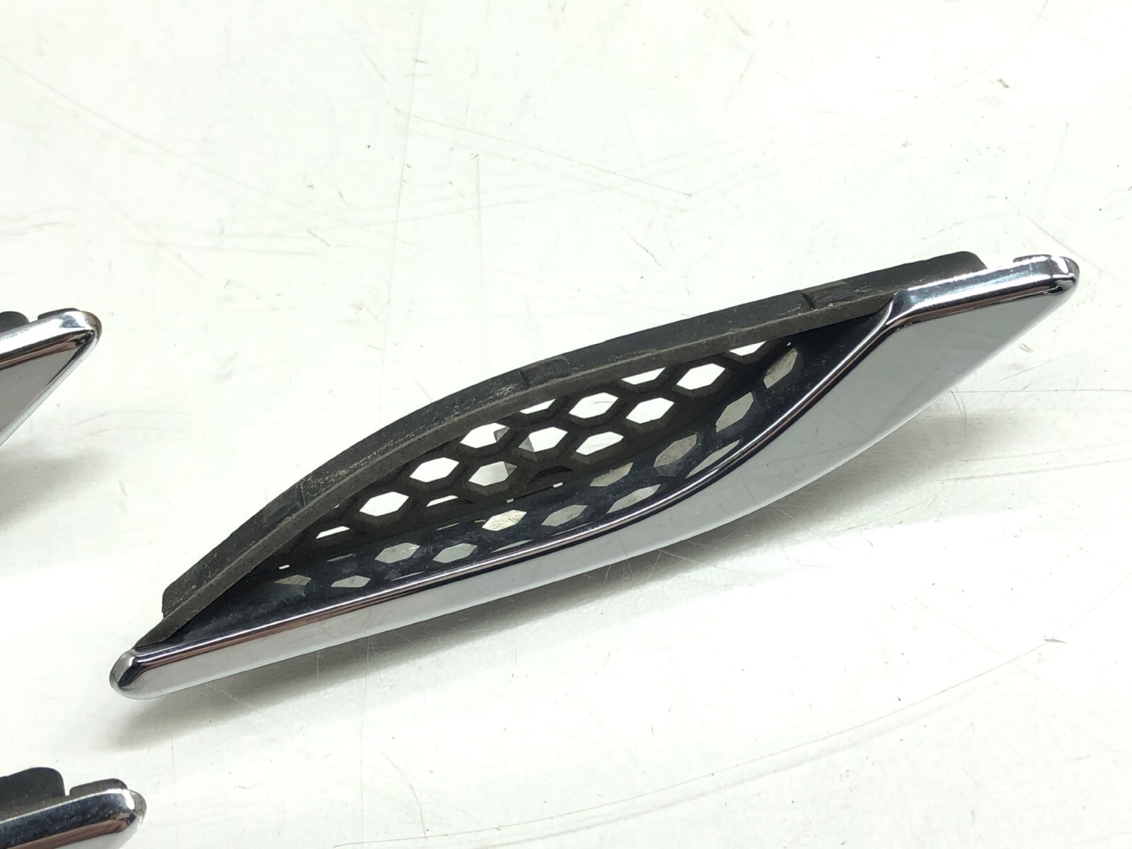 2014-2019 MASERATI GHIBLI RIGHT PASSENGER FRONT FENDER VENT GRILL TRIM X3 OEM.