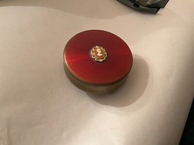 Vintage runde rote und Messing Schmuckschatulle mit Kamee Design und rotem Futter 3'' breit