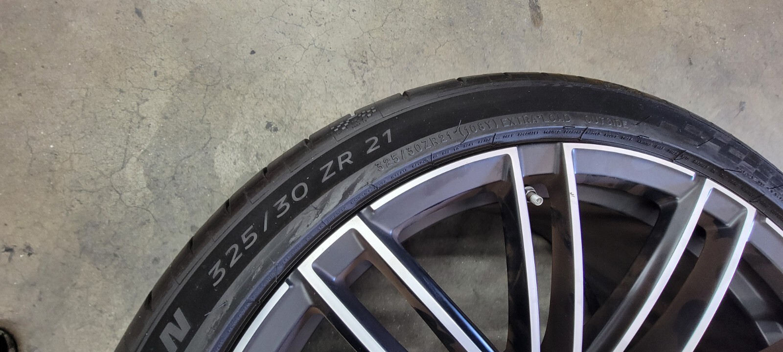 ASTON MARTIN DB12 REAR WHEEL TIRE OEM GOOD