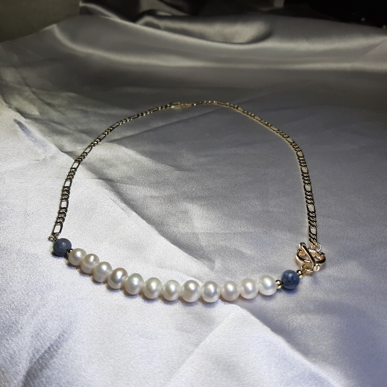 Collier perles de culture blanche et corail bleu, le cadeau idéal pour femme