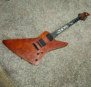 Guitarra Eléctrica James Hetfield Ken Lawrence Sunrise Explorer Réplica Invader HB