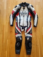 Motorrad Lederkombi in Schwarz/Rot/Weiß von Vanucci in Größe 48 mit Katzern