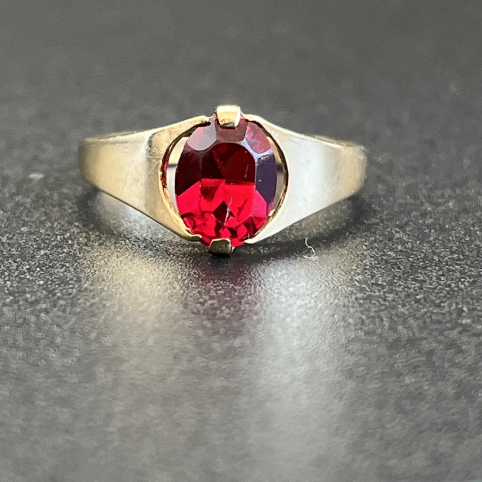 Hallmarked 9ct Gold Ring With Ruby Red Stone Size… - image 6