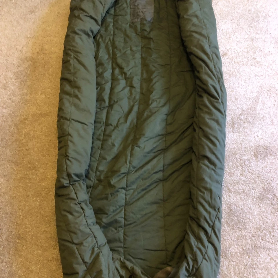 Saco de dormir verde intermedio para clima frío edición GI militar de EE. UU. Foto 4 de 4