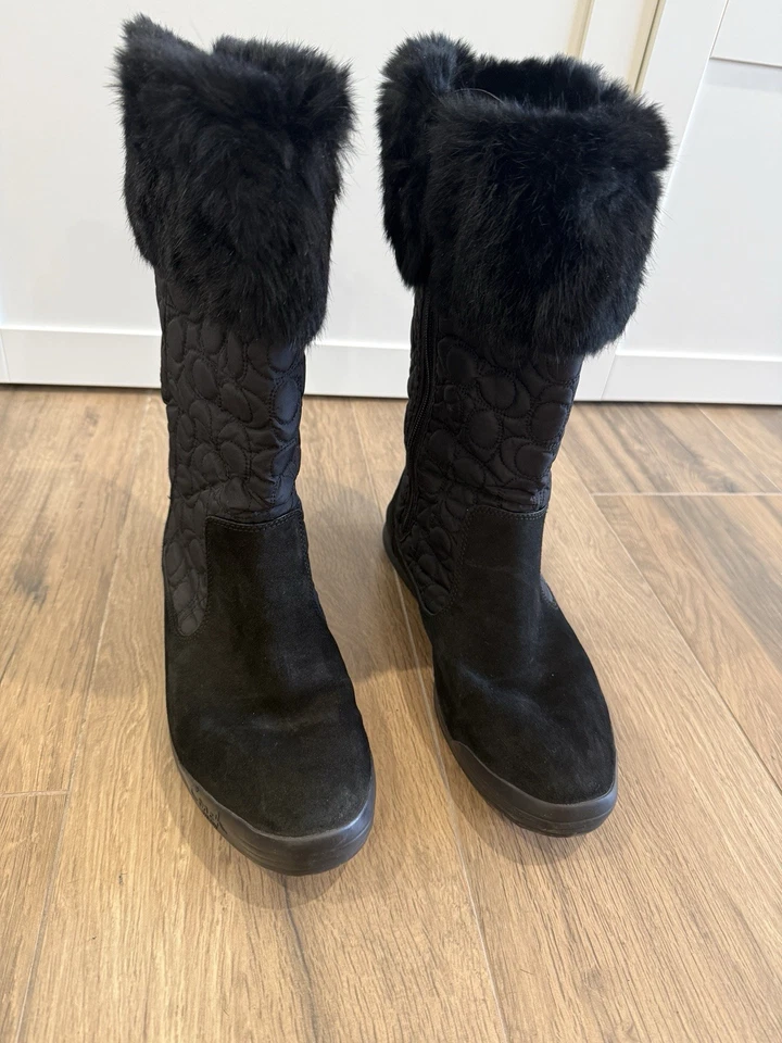 Botas acolchadas COACH Talen genuinas con puño de piel de conejo para mujer talla 11 M negras Foto 4 de 4