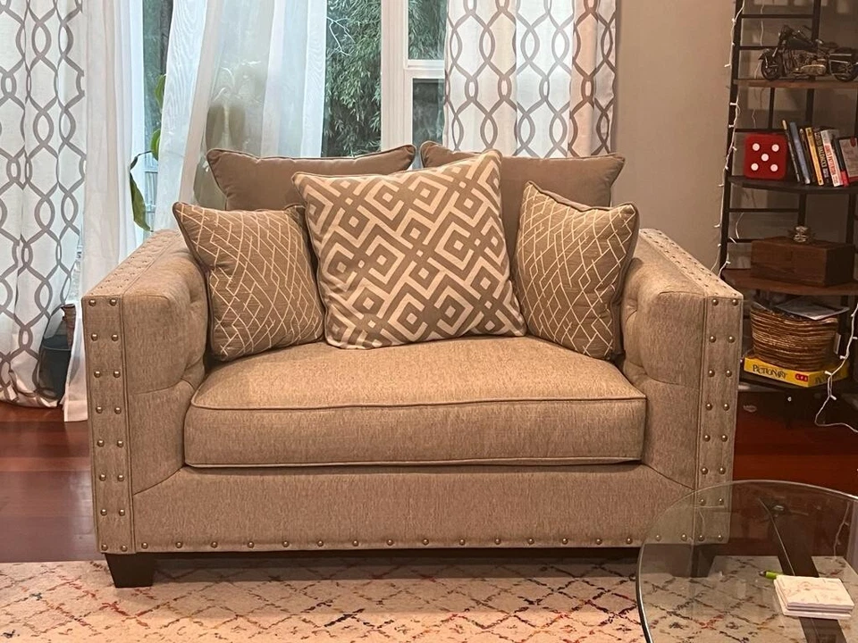 Juego de sofá y sofá de dos plazas Cindy Crawford acolchado en excelente estado (habitaciones para llevar) Foto 4 de 4