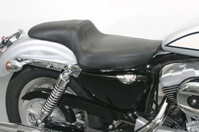 Mustang 76145 Black Fastback Seat for 2004-2021 Harley Sportster Foto 2 de 3