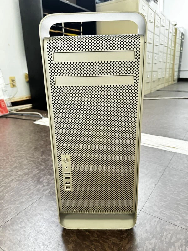 Apple Computer MacPro 1,1 Dual-Core Intel Xeon 2.66 GHz 8 GB Memory - Image 2 of 3