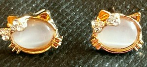 Authentic HELLO KITTY GOLD PLATED WITH BEIGE RESIN CATEYE STUD EARRINGS
