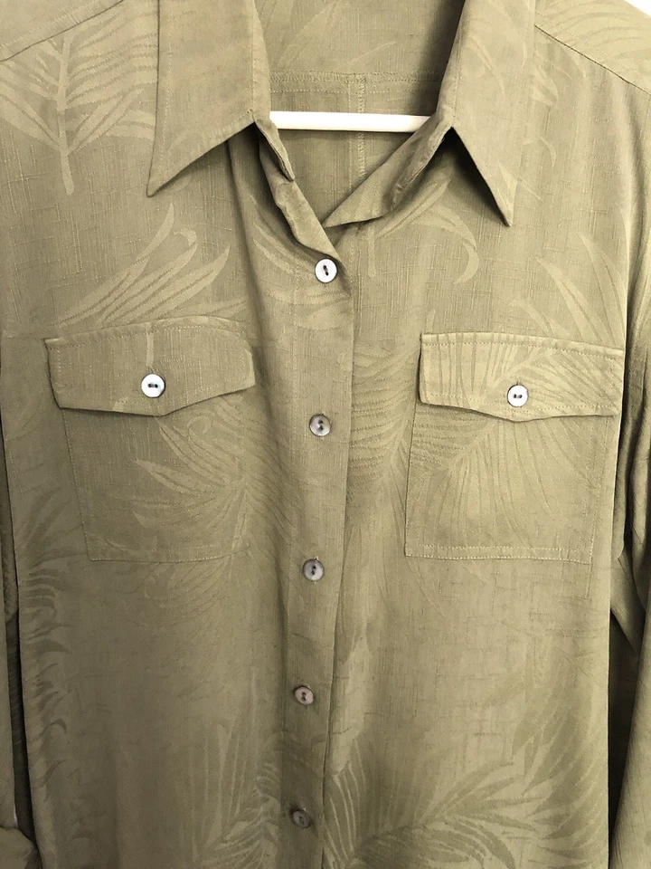 Camisa Chico’s Design Talla 2 Grande Con Botones Mangas con Pestaña Enrollable Seda Verde Oliva Foto 3 de 4