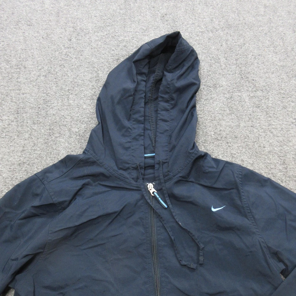 Chaqueta cortavientos ligera de colección Nike para mujer mediana cremallera completa con capucha Swoosh Foto 4 de 4