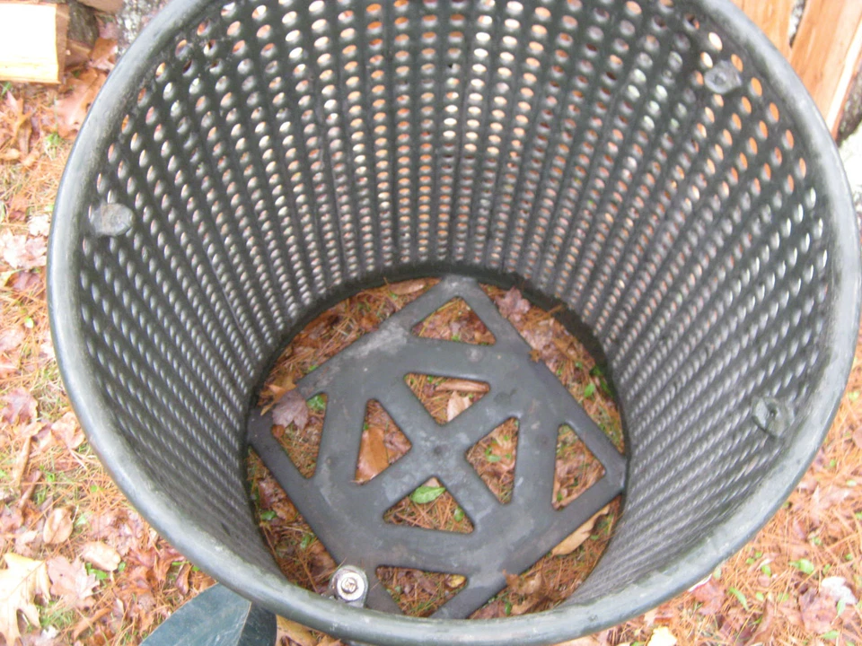 # 4 JARDÍN ARQUITECTÓNICO EE. UU. ACERO FUNDIDO ESMALTE RECUBIERTO CUBO DE BASURA BASE DE MESA JUGUETE Foto 3 de 4