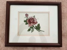 Deux belles photos de fleurs au point de croix finies, mates et encadrées