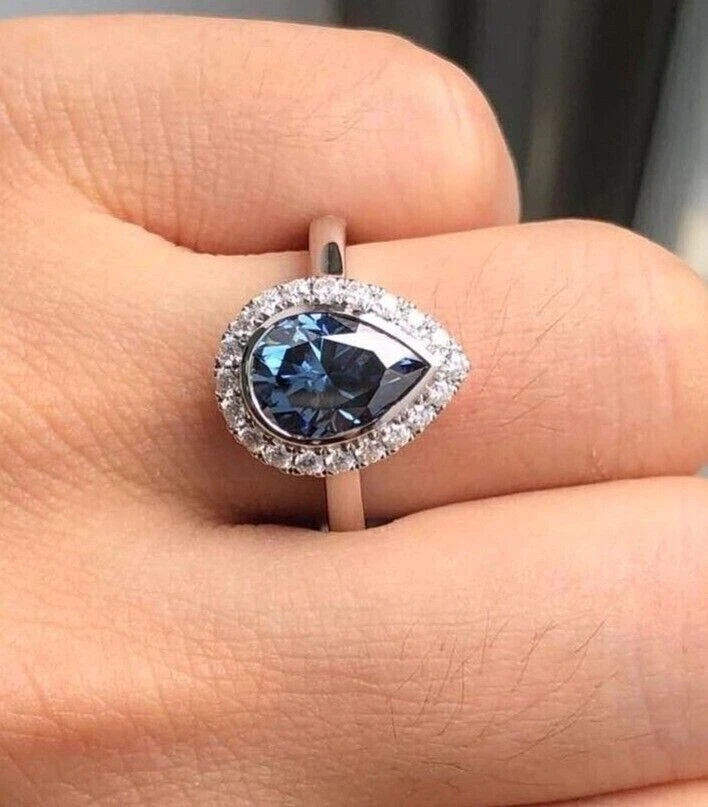 Anillo de compromiso con halo de alejandrita simulado corte pera de 2 quilates enchapado en oro blanco de 14 quilates Foto 3 de 4