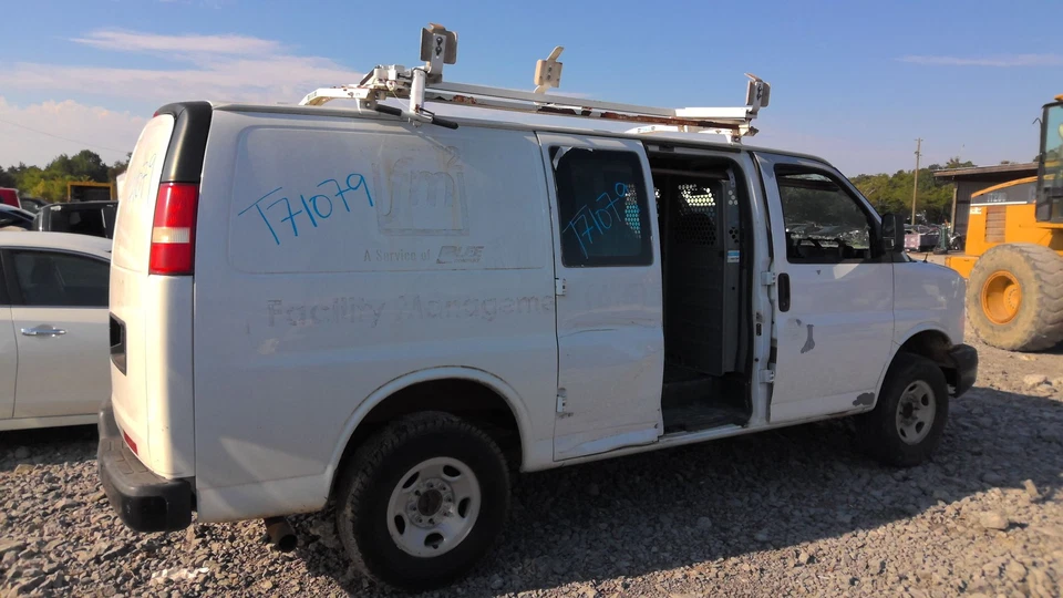 Capó CHEVY EXPRESS 2500 07 08 09 10 11 12 13 14 15 16 17 18 19 20 21 22 23 24 Foto 2 de 4