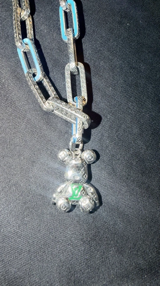 Colgante con logotipo Louis Vuitton LV en cadena/collar Foto 3 de 3