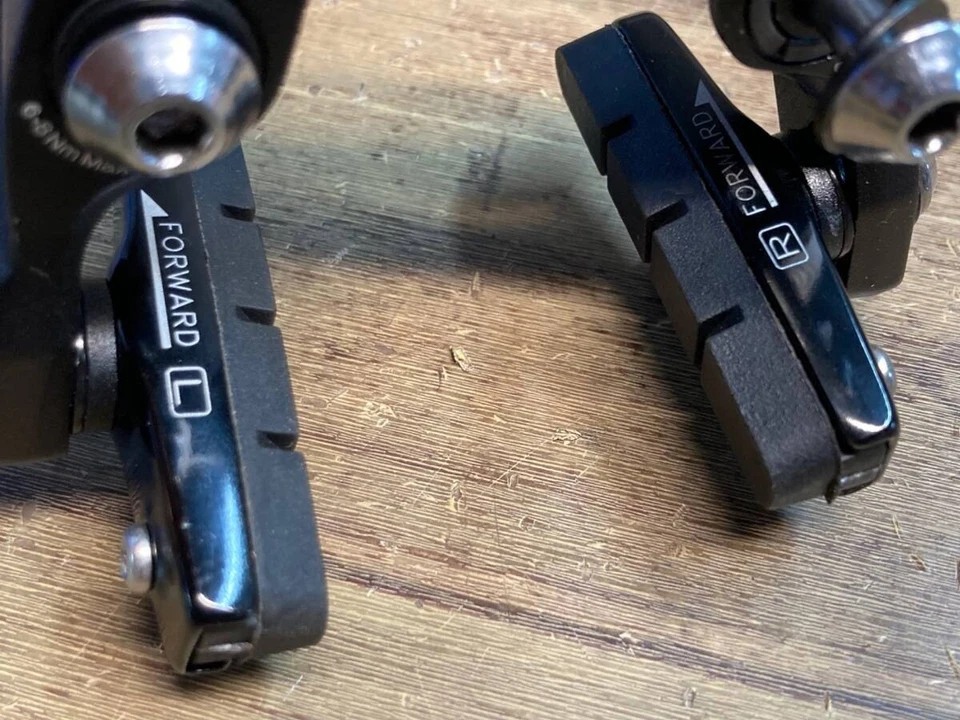 Juego de frenos de pinza de montaje directo Bontrager SpeedStop delanteros y traseros negros Foto 3 de 4