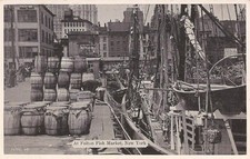 CIUDAD DE NUEVA YORK - Fulton Fish Market - Manhattan - Pierside, barco de mástil, barriles