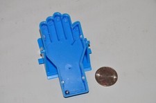 Mano de plástico con bola de acero para el juego de la felicidad - Milton Bradley MB 1972
