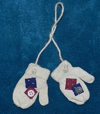 ADORABLE PRIMITIVE KNIT MITTEN PAIR ORNAMENT  1
