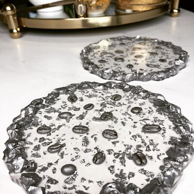 Untersetzer mit echten Kaffeebohnen und Silberflocken. Kaffeestation Deko. 13cm