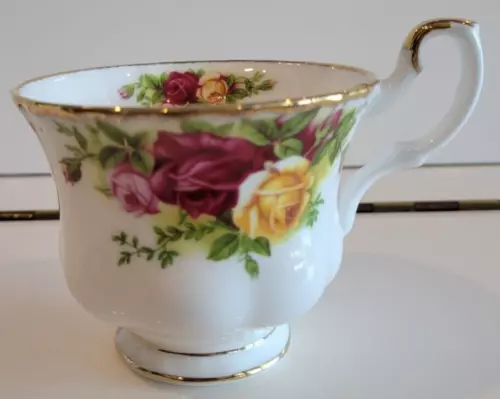 ROYAL ALBERT OLD COUNTRY ROSES FOOTED BONE CHINA TEA MUG ENGLAND GOLD 1962 6 OZS