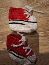 2 handgestrickte Schuhe / Chucks für Babys Gr. 56