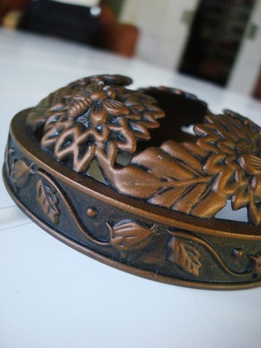 Yankee Candle Bronze Metal Illuma-Lid Candle Topper SUNFLOWER Bees Autumn Fall - Picture 2 of 8